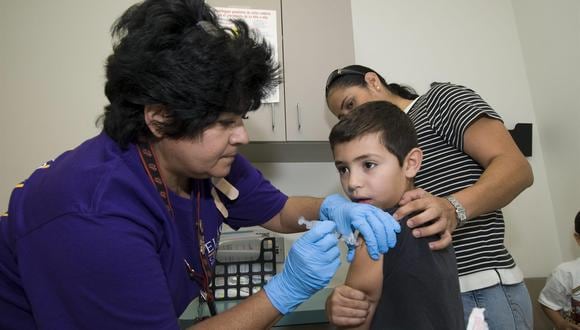 Una enfermera le pone la vacuna contra el coronavirus a un niño de 8 años en El Río, Tucson, Estados Unidos. (EFE/Gary Williams).