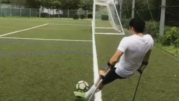 Se ha viralizado un video en Facebook en el que un hombre apasionado por el fútbol anota un gol desde la esquina del campo, pese a tener una sola pierna y movilizarse con muletas. (Foto: captura)
