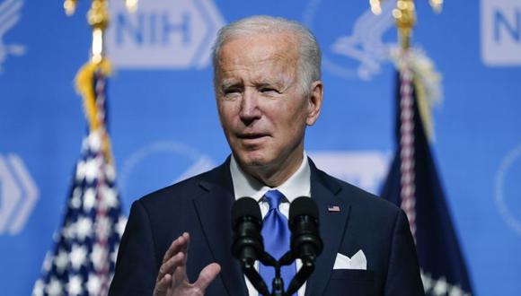 El presidente Joe Biden habla sobre la variante de COVID-19 llamada omicron durante una visita a los Institutos Nacionales de Salud en Bethesda, Maryland. (Foto: AP/ Evan Vucci)