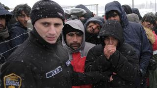 Cientos de migrantes sufren el frío en campamento en Bosnia | FOTOS