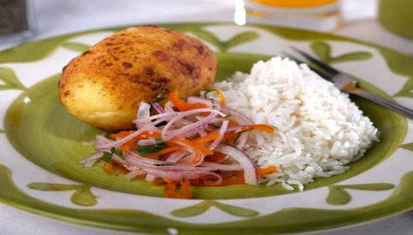 La Papa rellena es uno de los platos peruanos más deliciosos y fáciles de hacer.