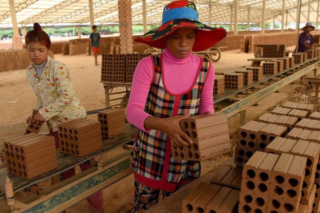 Imágenes de trabajo de los refugiados climáticos en las fabricas de ladrillos en Camboya. (AFP)