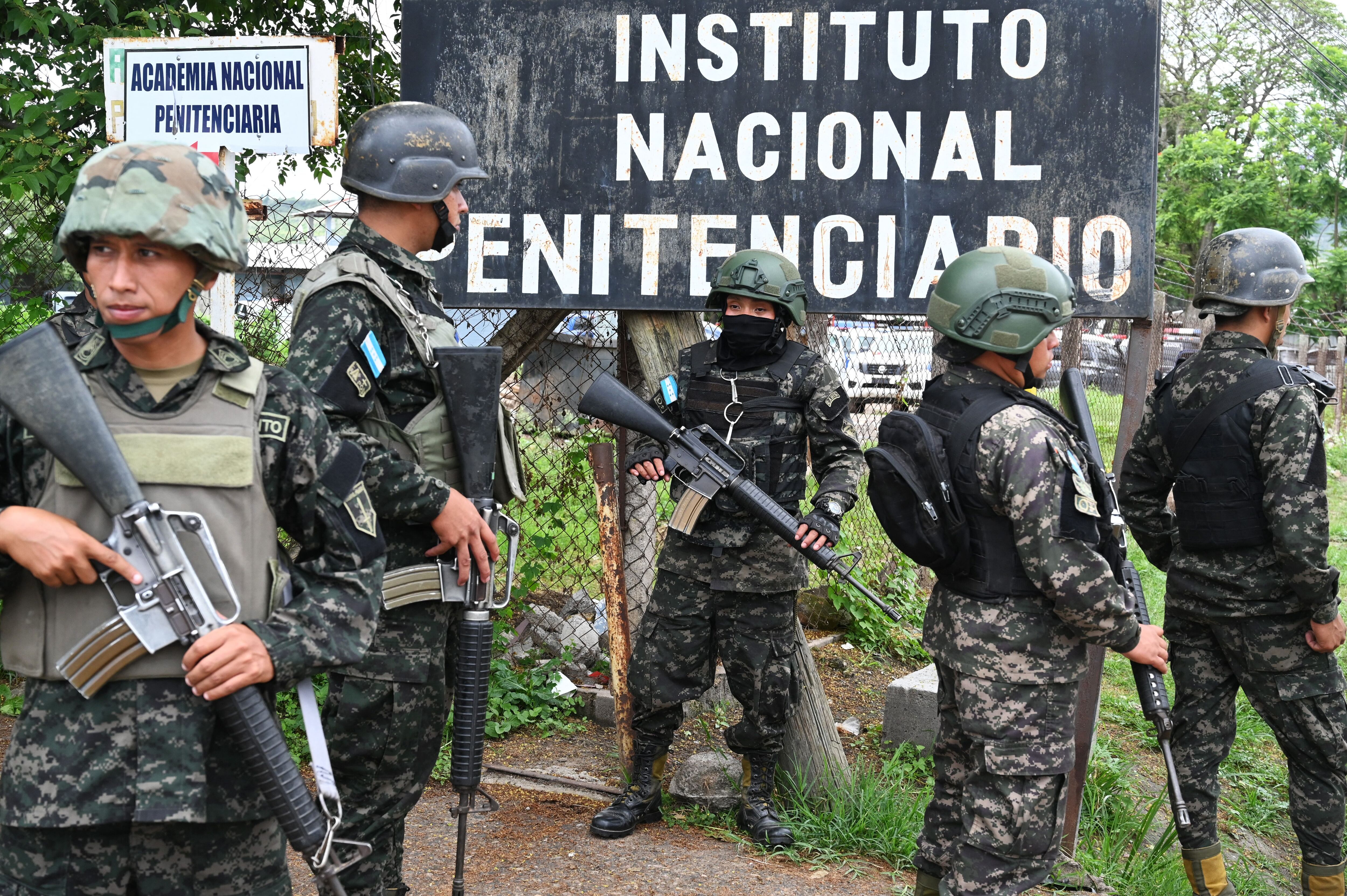Honduran soldiers guard the facilities of the Centro de Adaptación Social de la Mujer (CEFAS) prison after a fire following a fight between inmates in Tamara, some 25 km from Tegucigalpa, Honduras, on June 20, 2023. (Photo by Orlando SIERRA / AFP)