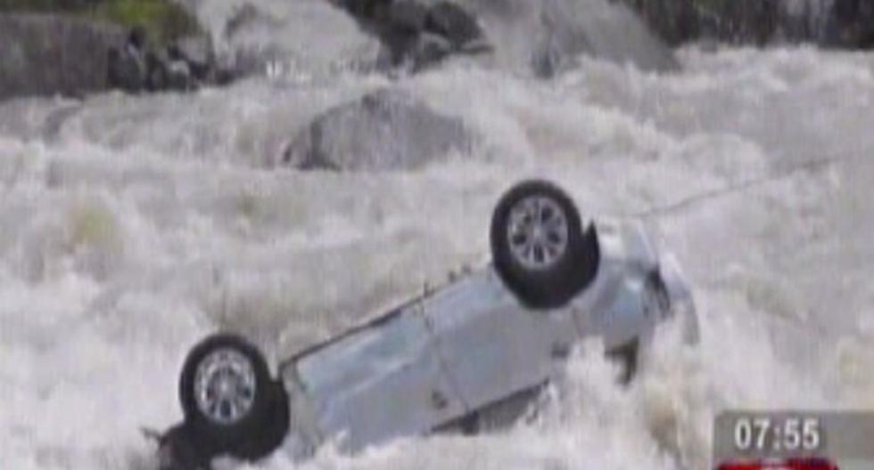 Auto terminó en el río. (Foto: Captura América noticias)