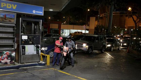 Venezolanos hacen colas en gasolineras tras alza de precios