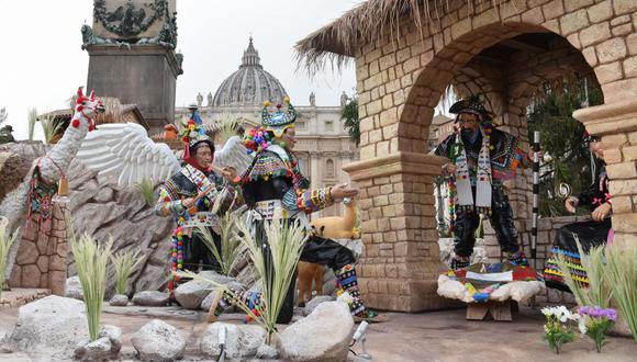 Cada año la plaza de San Pedro, ante la basílica, exhibe un Portal de Belén durante las fiestas y en esta ocasión se eligió por primera vez uno de Sudamérica, en concreto de Huancavelica. (Foto: Víctor Sokolowicz / Difusión)