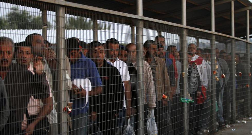 Trabajadores palestinos hacen cola para ingresar a Israel, donde se encuentran sus centros laborales. (Foto: EFE)