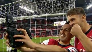 Jugadores del Arsenal celebraron triunfo con selfie en el campo