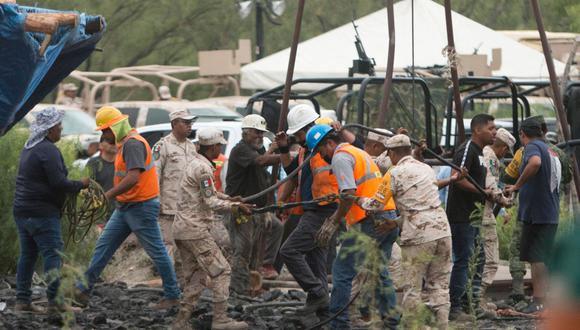Soldados mexicanos y personal de rescate trabajan en la mina de carbón donde quedaron atrapados 10 mineros. (Julio Cesar AGUILAR / AFP)