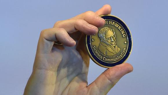 Medalla en honor a Hawking premia labor científica