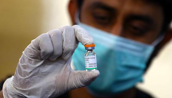 Imagen referencial en la que se ve a un médico sosteniendo una dosis de la vacuna contra el coronavirus producida por Sinopharm. EFE