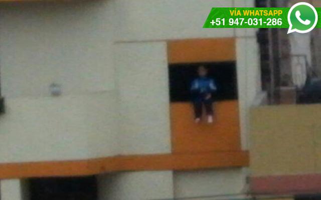 Vía WhatsApp: niña se balancea peligrosamente en un tercer piso - 1