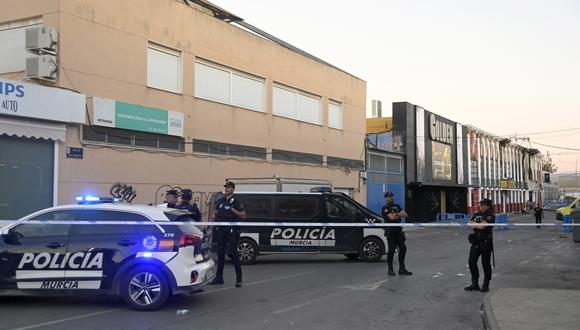 Agentes de policía bloqueando el acceso después de un incendio en una discoteca que mató al menos a trece personas en una discoteca de Murcia. (Foto de JOSÉ JORDANIA / AFP)
