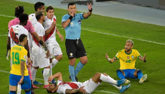 Tobar dirigió el Perú-Brasil y los jugadores se quejaron del trato. (Foto: AFP)