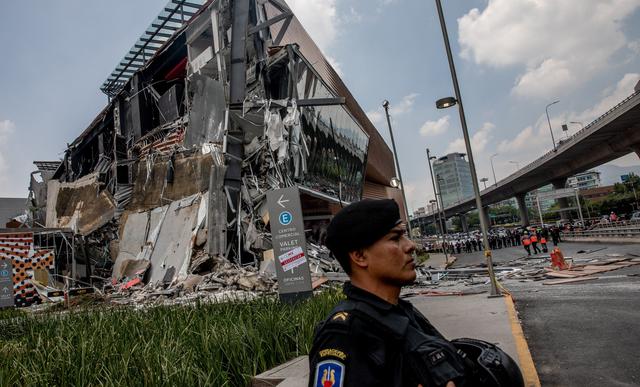 Una sección del centro comercial de lujo Plaza Artz Pedregal, en el sur de la Ciudad de México, se derrumbó el jueves. (Bloomberg).