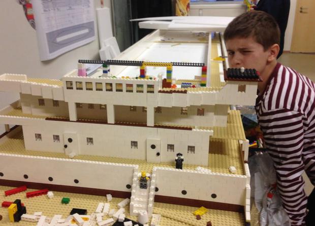 Un hombre bate un récord montando el Titanic de Lego en 14 horas