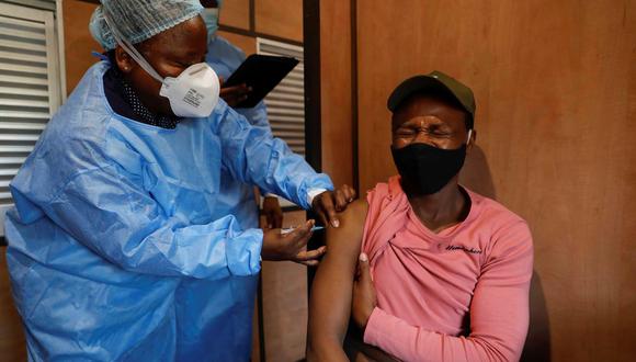 Un hombre reacciona cuando recibe una inyección de la vacuna contra el coronavirus en Sudáfrica. (Phill Magakoe / AFP).