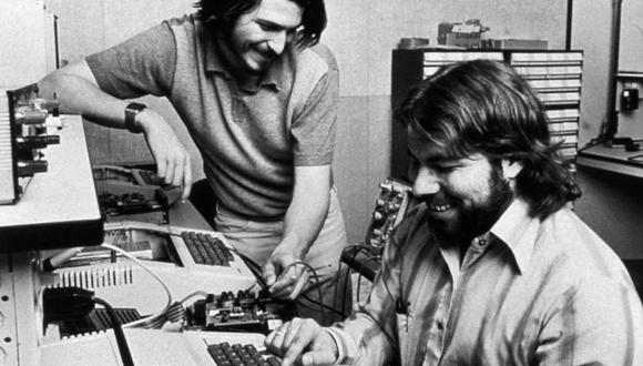 Steve Wozniak y Steve Jobs en el famoso garaje en el que crearon Apple Computer. (Foto: REUTERS)