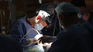 Médicos operan a niño en la oscuridad tras bombardeo ruso: “el quirófano se apagó por completo”
