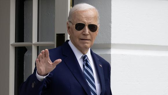 El presidente estadounidense Joe Biden hace olas mientras sale de la Casa Blanca para salir por Marine One en el South Lawn, en Washington, DC, EE.UU., 25 de abril de 2024. EFE/EPA/MICHAEL REYNOLDS / PISCINA