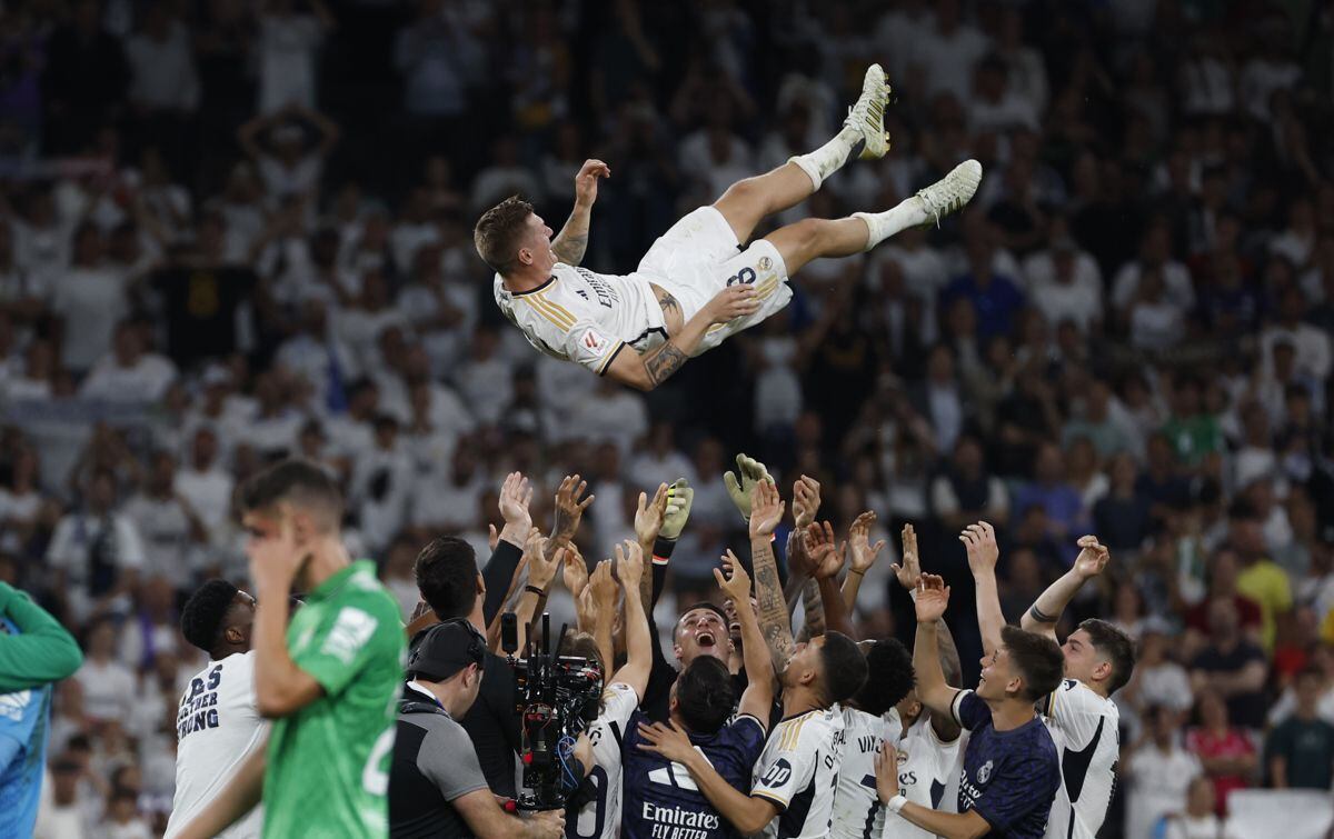 El plantel del Real Madrid despidió así a Toni Kroos. (Foto: EFE/J.J.Guillen)