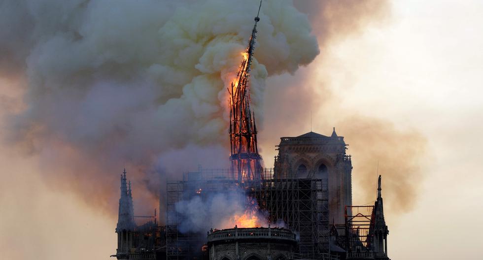 Una foto de archivo de la emblemática aguja de Notre Dame destruida por el fuego. (AFP)