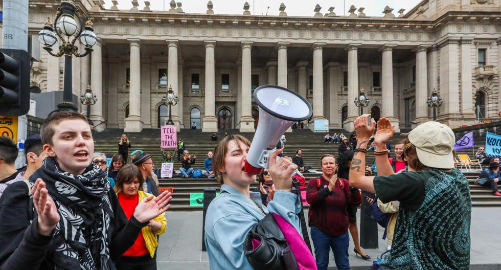 Un grupo de manifestantes en contra del cambio climático protesta en las afueras del Parlamento de Nueva Zelanda. (AFP)