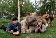 YouTube: enorme y tierno oso es el mejor amigo de una familia rusa