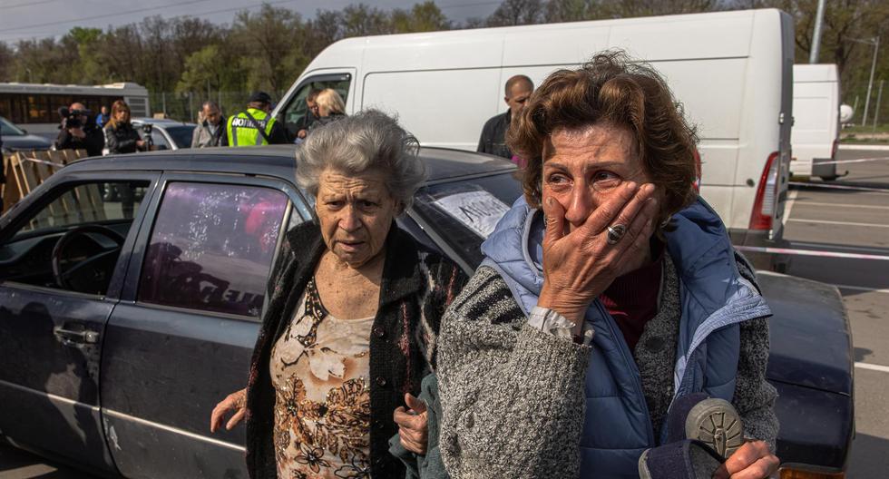 Natalia (der) y su madre Dina reaccionan después de llegar de Mariupol a un punto de evacuación en Zaporizhzhia, Ucrania, el 2 de mayo de 2022. (EFE/EPA/ROMAN PILIPEY).