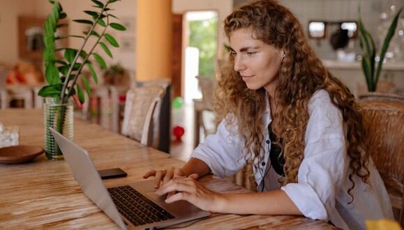 Mujer trabajando en el ordenador portátil desde su casa. (Imagen: Yan Krukov / Pexels)