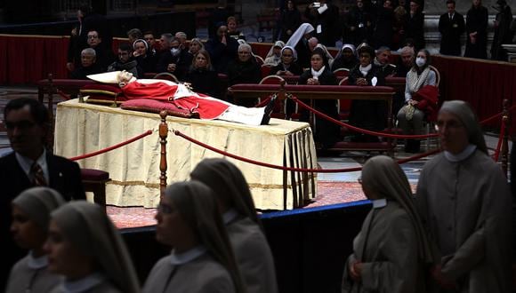 Los fieles rinden homenaje al cuerpo del Papa Emérito Benedicto XVI en la Basílica de San Pedro en El Vaticano, el 2 de enero de 2023. (Foto de Filippo MONTEFORTE / AFP)