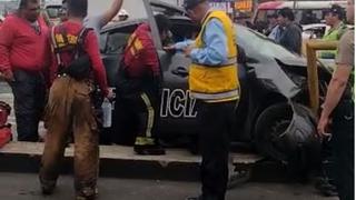 Independencia: choque de patrullero y miniván deja tres personas heridas | VIDEO