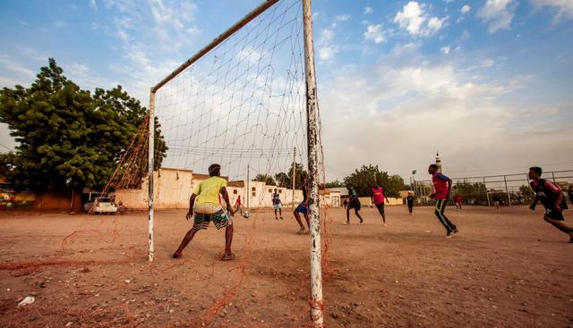 En Sudán, los jóvenes y deportistas aguardan la revolución del fútbol. (Foto: AFP)