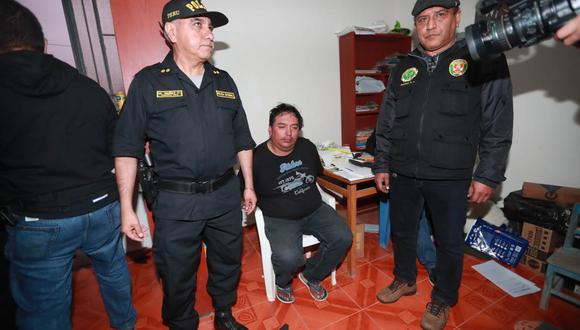 A las 5:25 de la mañana de ayer, unos 20 policías allanaron la casa de Yhosbel García Buasbek, de 44 años, quien –según la fiscalía– encabezaba una red de traficantes de tierras y sicarios en Nuevo Ayacucho (Foto: Lino Chipana)