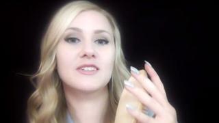 YouTube: La joven rusa que relaja a todos con sus susurros