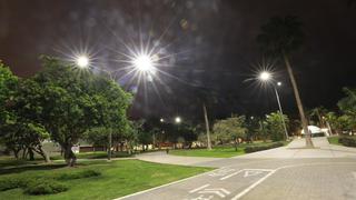 San Isidro: colocan 221 luminarias con paneles solares en calles y parques para mayor seguridad