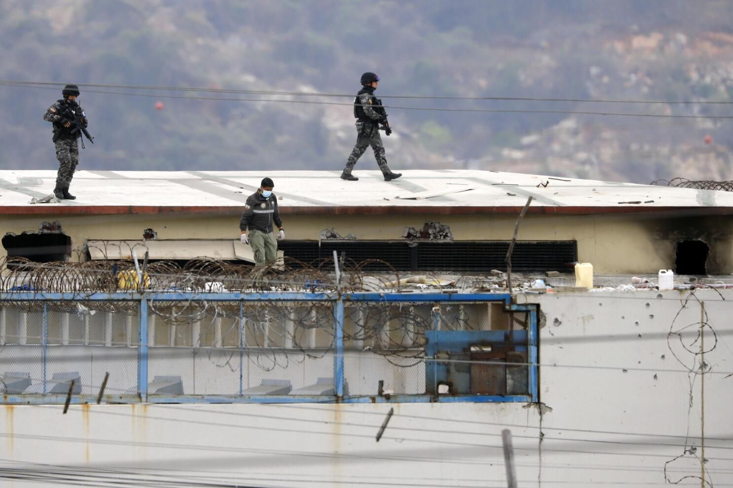 Policías en el techo de la Penitenciaría del Litotal. (AP).