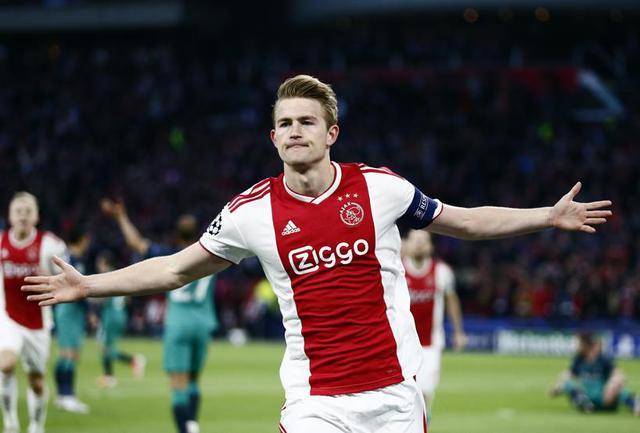 Matthijs de Ligt celebra su gol. (Foto: AP)