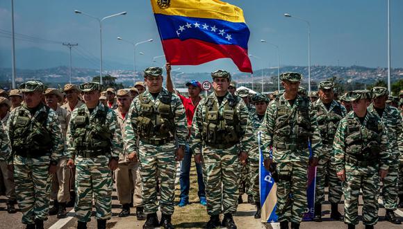 Soldados venezolanos y miembros de las fuerzas armadas se mantuvieron firmes en el puente Las Tienditas, en la frontera entre Venezuela y Colombia, el 12 de febrero de 2019. Credit Meridith Kohut para The New York Times