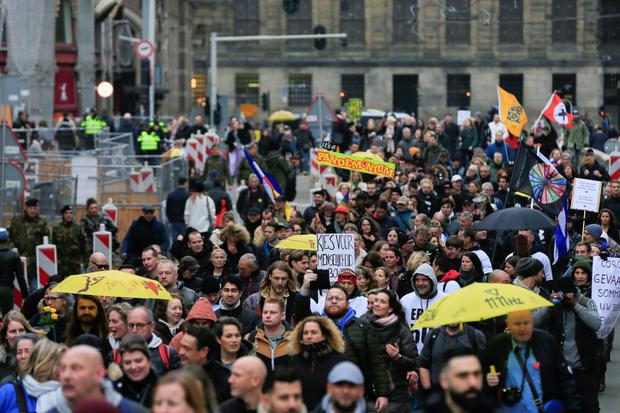 La gente protesta durante las manifestaciones contra las medidas de la enfermedad del coronavirus (COVID-19) en Ámsterdam, Países Bajos. (REUTERS / Eva Plevier).