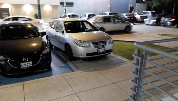 Conductor estacionó su automóvil en una rampa para personas discapacitadas (Foto: WhatsApp de El Comercio)