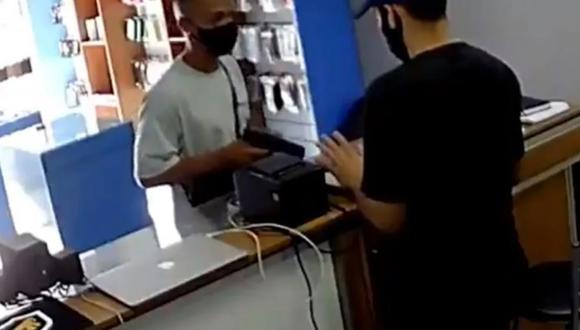 Ladrón intenta robar local y el dueño le dispara por la espalda en Brasil. (Captura de video).
