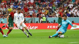 Uruguay vs. Portugal: Rodrigo Bentancur se llevó a toda la defensa con un amague, pero falló en el mano a mano con el portero | VIDEO