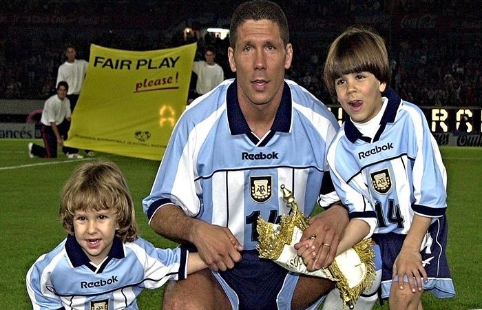 Diego Simeone junto a sus hijos antes de un partido de la selección argentina. Giovanni (derecha) hoy es jugador profesional.