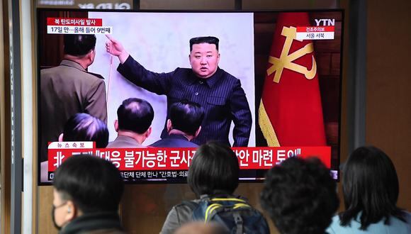 Personas miran una pantalla de televisión que muestra una transmisión de noticias con imágenes de archivo del líder norcoreano Kim Jong-un, en una estación de tren en Seúl el 13 de abril de 2023. (Foto de Jung Yeon-je / AFP)