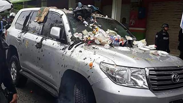Así dejó una turba enfurecida el auto del ex presidente ecuatoriano Rafael Correa. (Foto: Twitter - @fernandobalda)