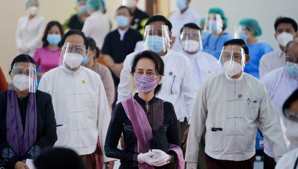 Aung San Suu Kyi observa cómo los trabajadores de la salud reciben una vacuna contra el coronavirus Covid-19 en un hospital de Birmania el 27 de enero de 2021. (Foto de Thet Aung / AFP).