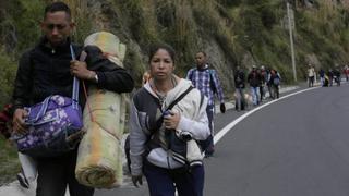 Venezolanos sin pasaporte logran ingresar en Ecuador en su camino al Perú
