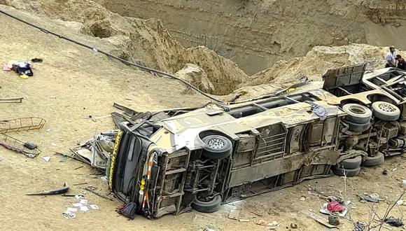 Un bus de la empresa Q’Orianka Tours con 59 pasajeros cayó a un abismo a la altura del kilómetro 121 de la Panamericana Norte, en el distrito de El Alto (Piura). (GEC)