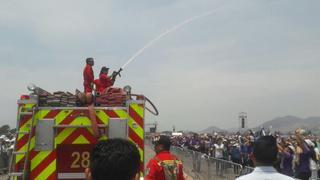 Las Palmas: bomberos arrojan agua a fieles por intenso calor